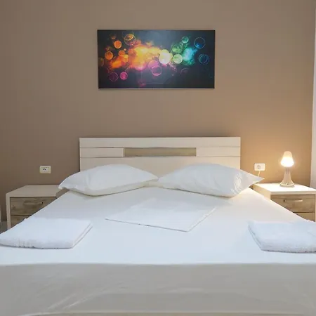 & Szálloda 3*