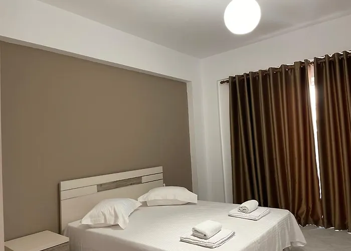 & 3* Sarandë